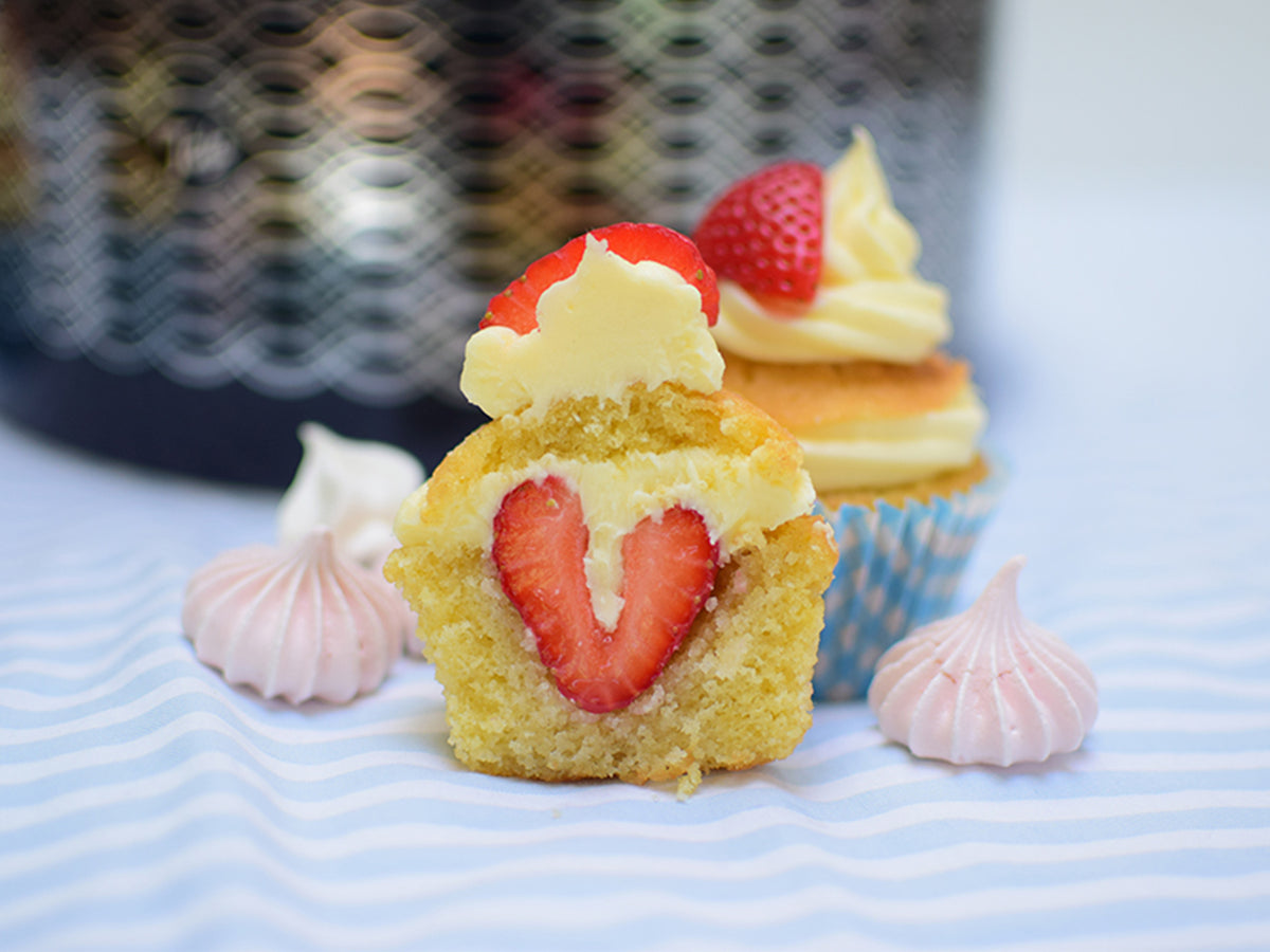 Strawberry and champagne picnic cupcakes &ndash; Tala Cooking